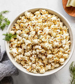 وعاء يحتوي على بوب كورن الثوم والشبث المخلل