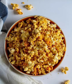 وعاء يحتوي على فشار بيري بيري الحار