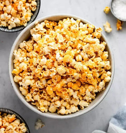 وعاء يحتوي على فشار بوب كورن الجبنة الكريمية والتوابل